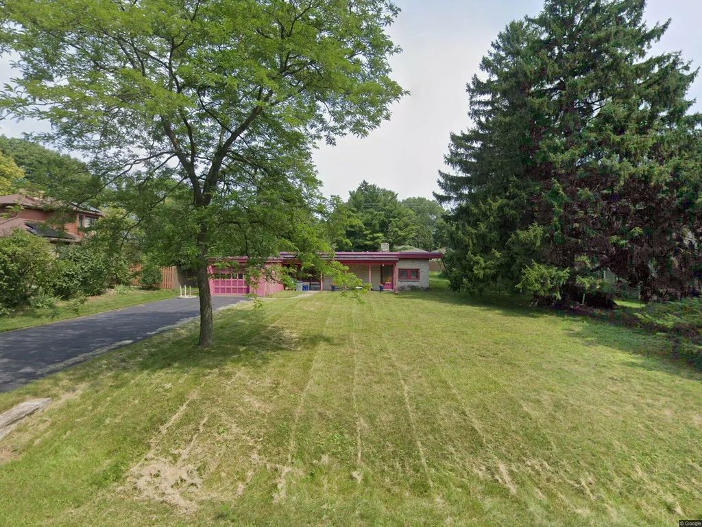 8334 N Poplar Dr, Fox Point