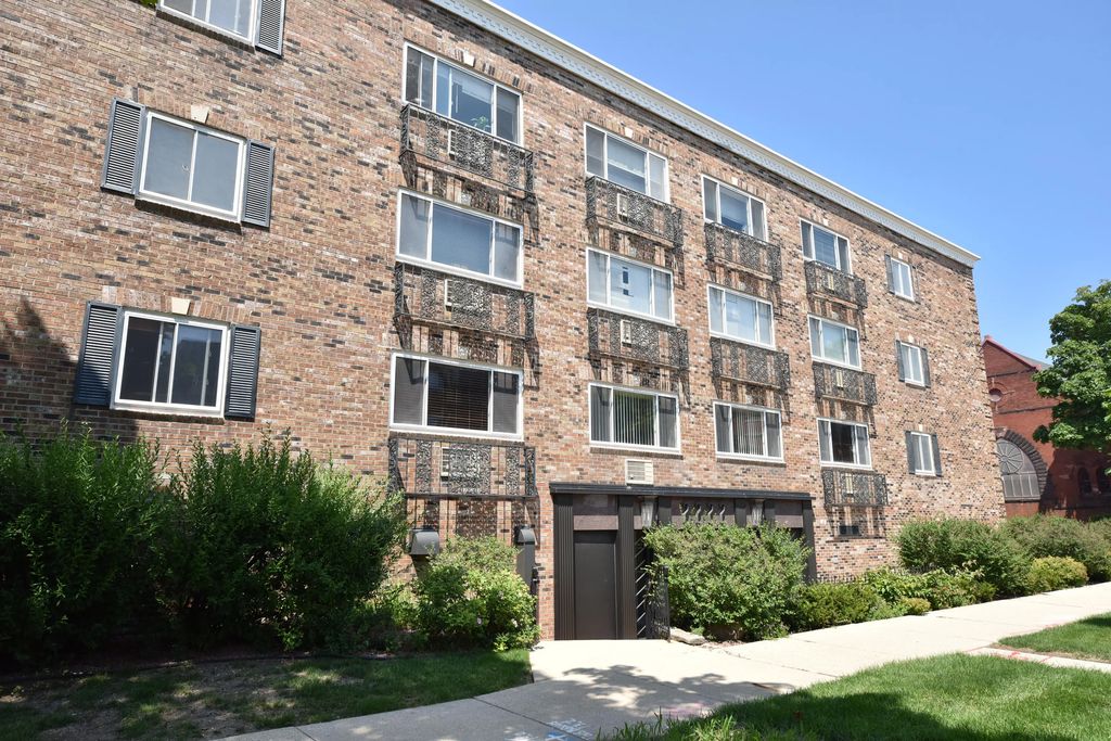 2222 E Belleview Pl 110, Milwaukee