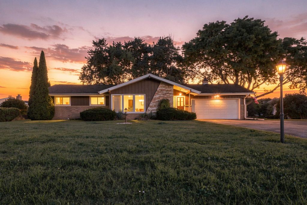 3735 San Fernando Dr, Brookfield