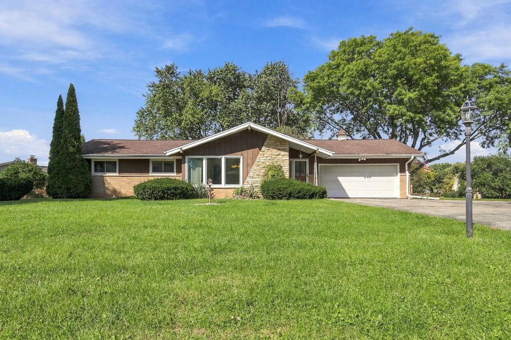 3735 San Fernando Dr, Brookfield