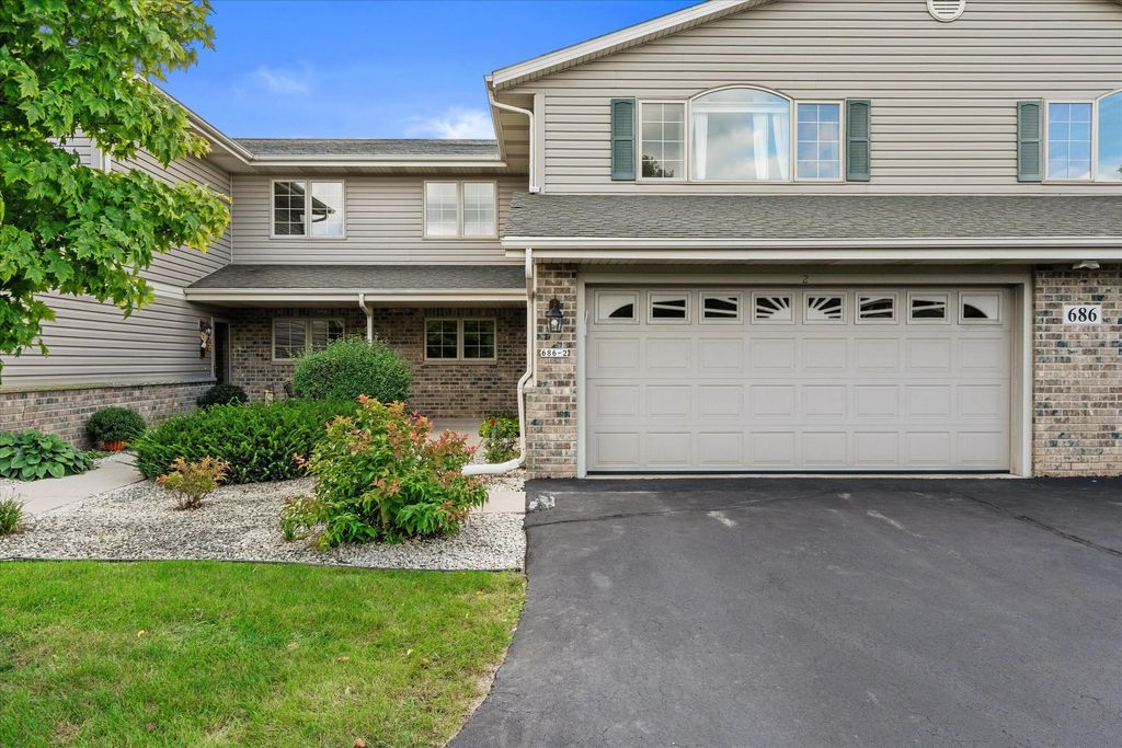 686 Stoney Creek Ct 2, West Bend