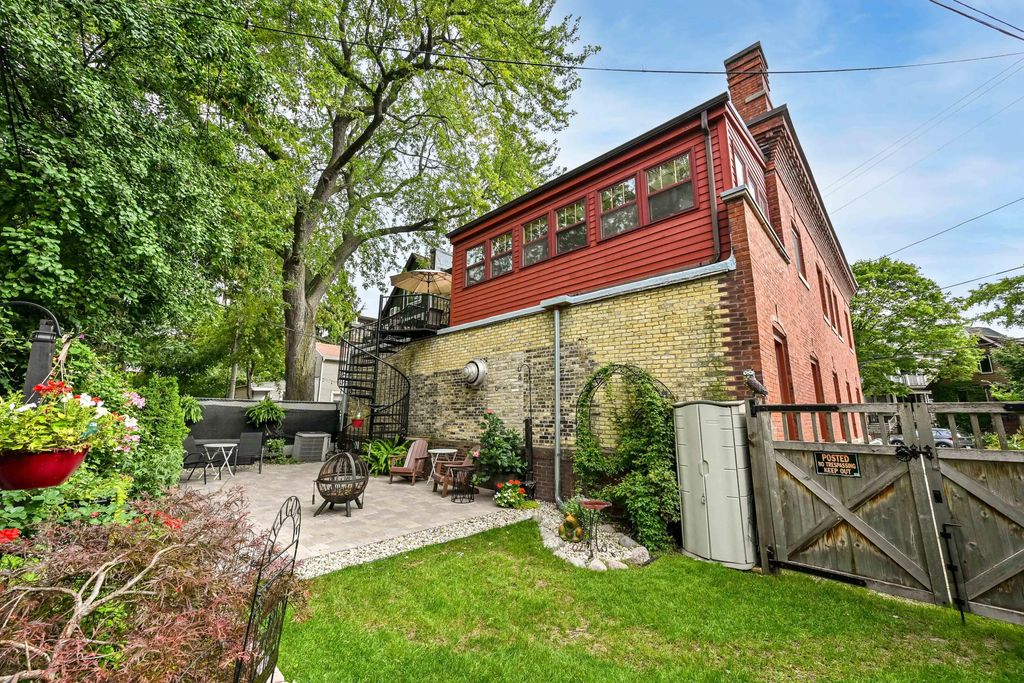 1569 N Warren Ave, Milwaukee