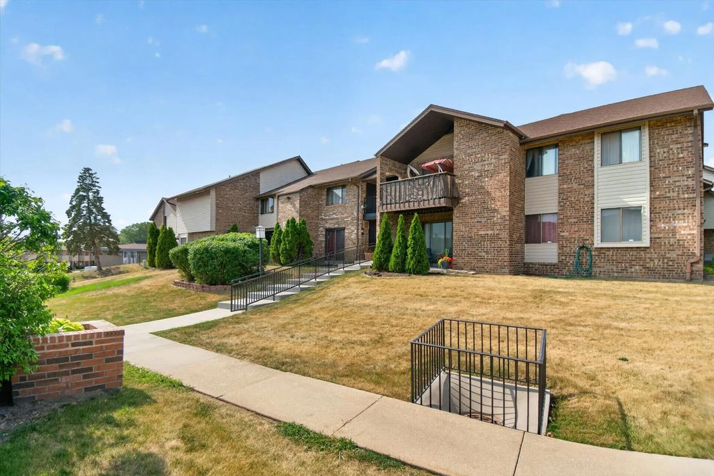 9034 W Lisbon Ave 32, Milwaukee