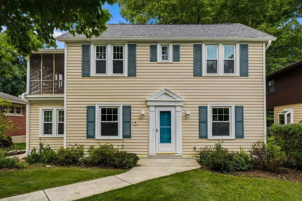 1305 S 124th St, Brookfield
