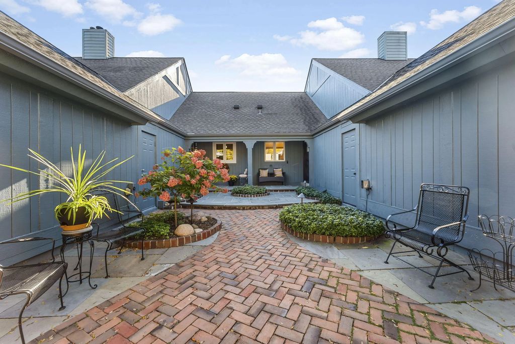2301 W Dickinson Ct, Mequon
