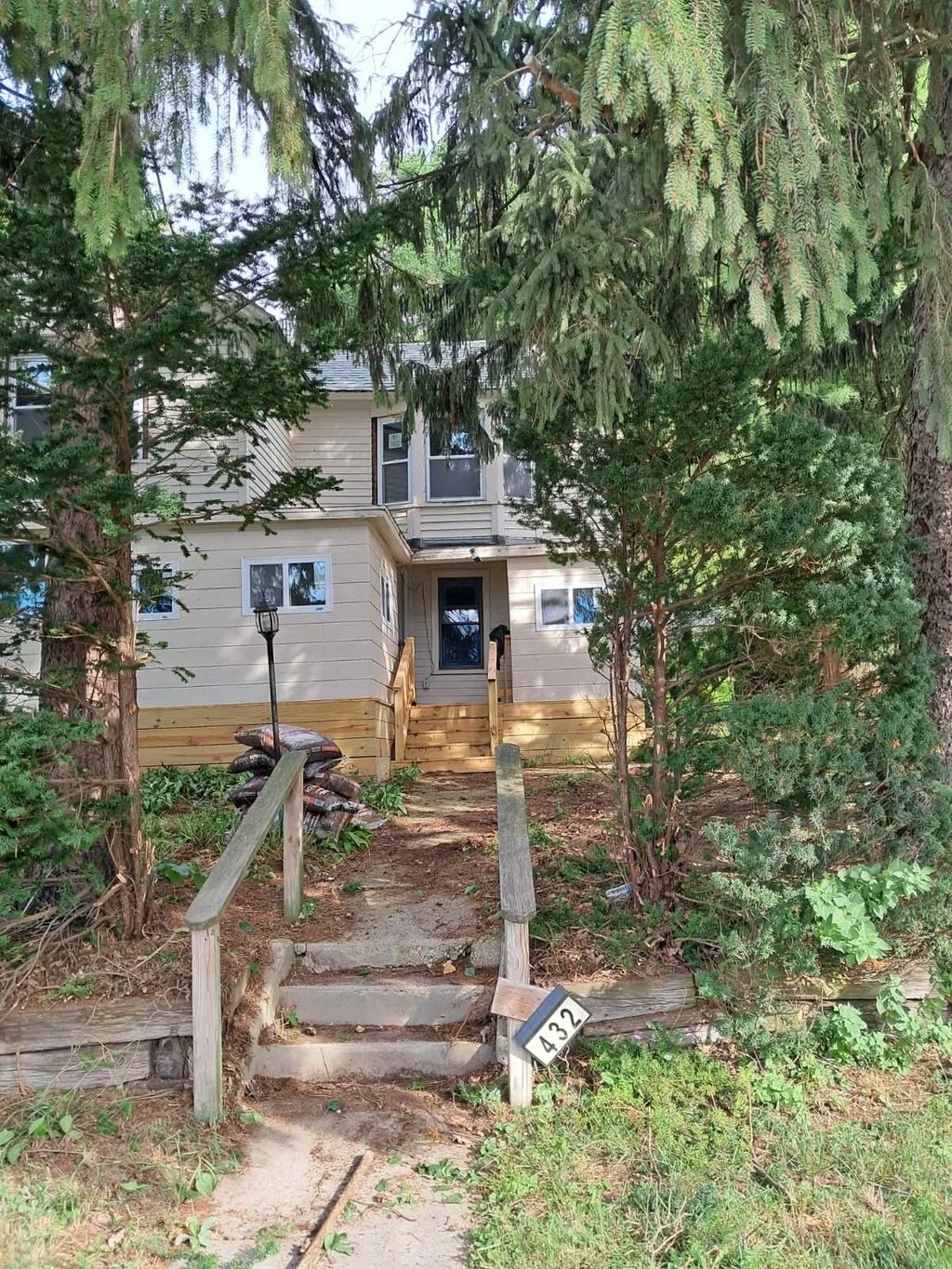 432 W Capitol Dr, Hartland