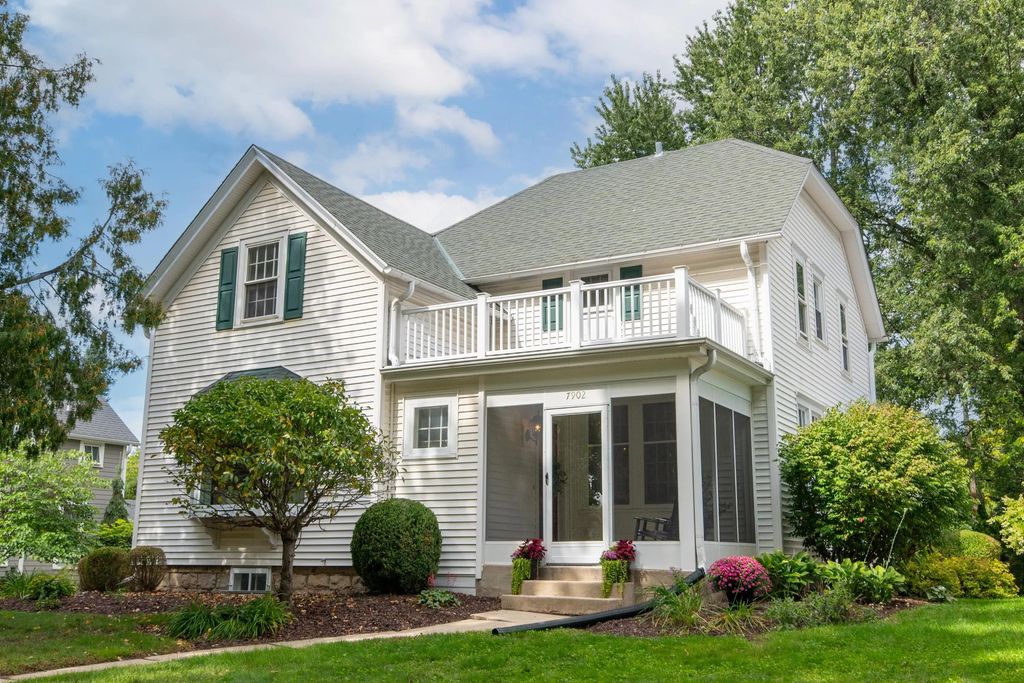 7902 Stickney Ave, Wauwatosa