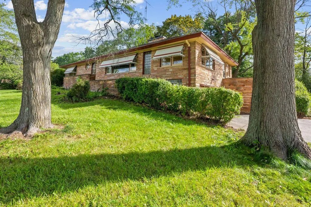 2300 Kevenauer Dr, Brookfield