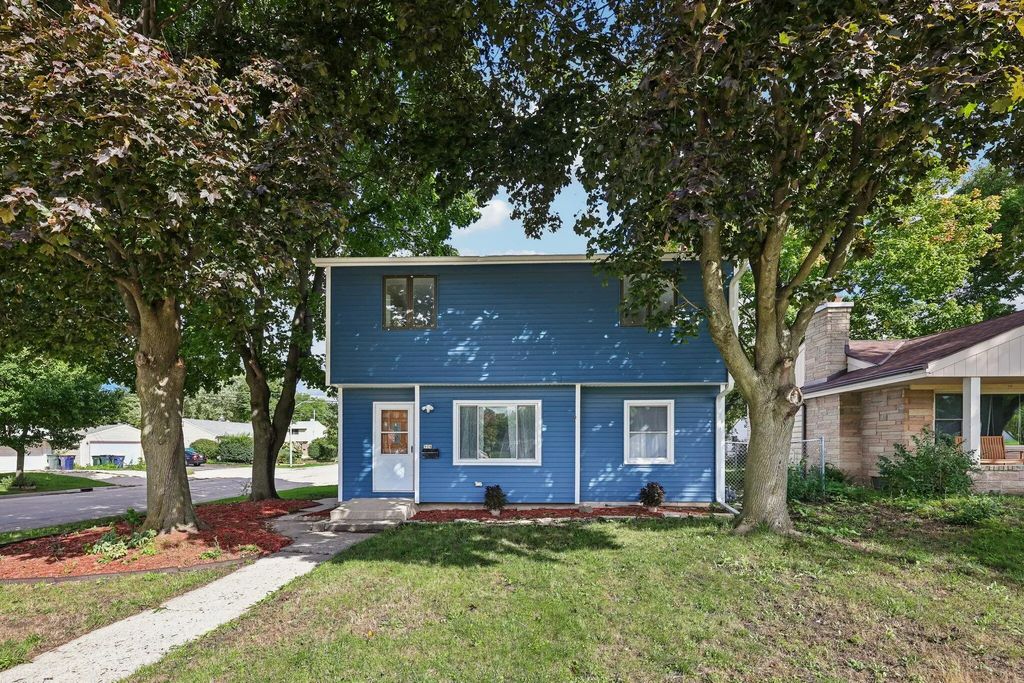 904 S 112th St, West Allis