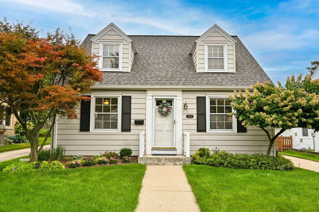 2336 N 82nd St, Wauwatosa