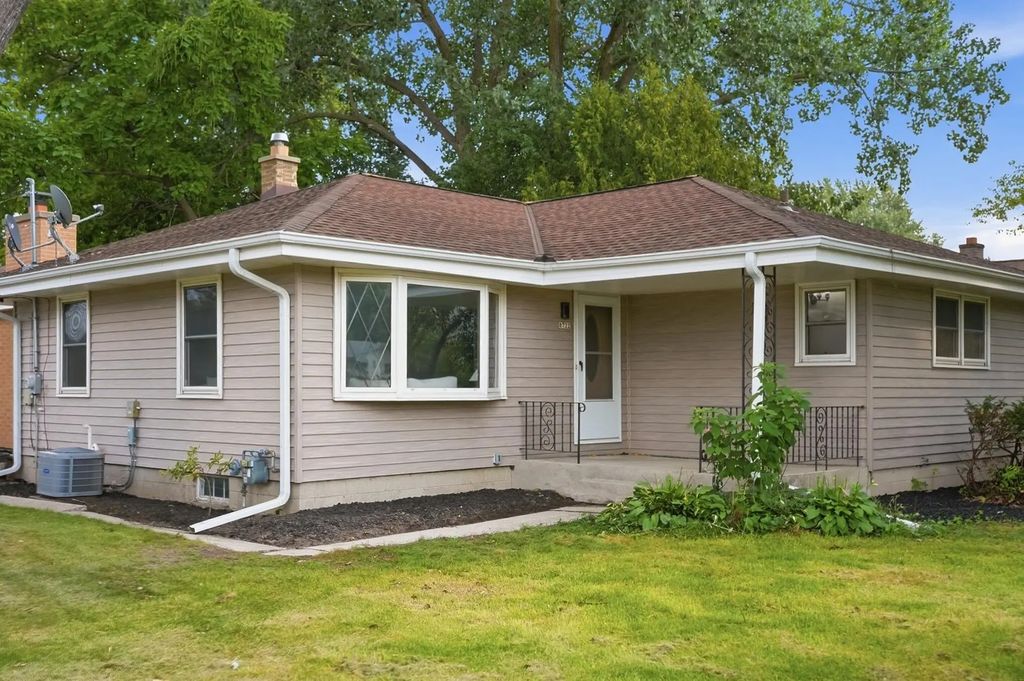 8722 N 52nd St, Brown Deer