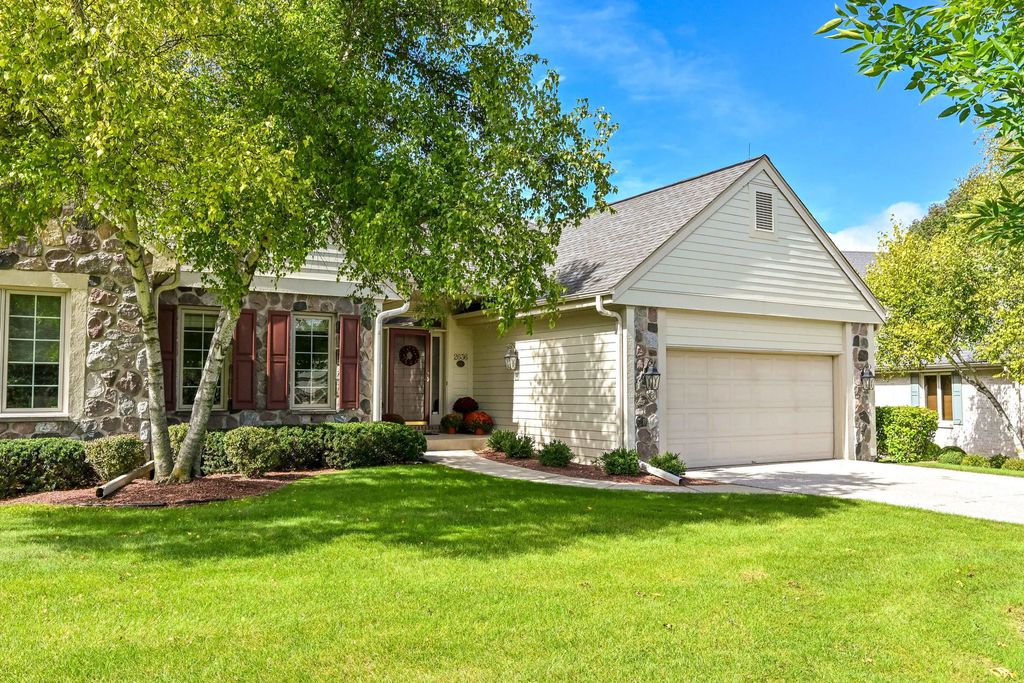 2636 W Lake Forest Ct, Mequon