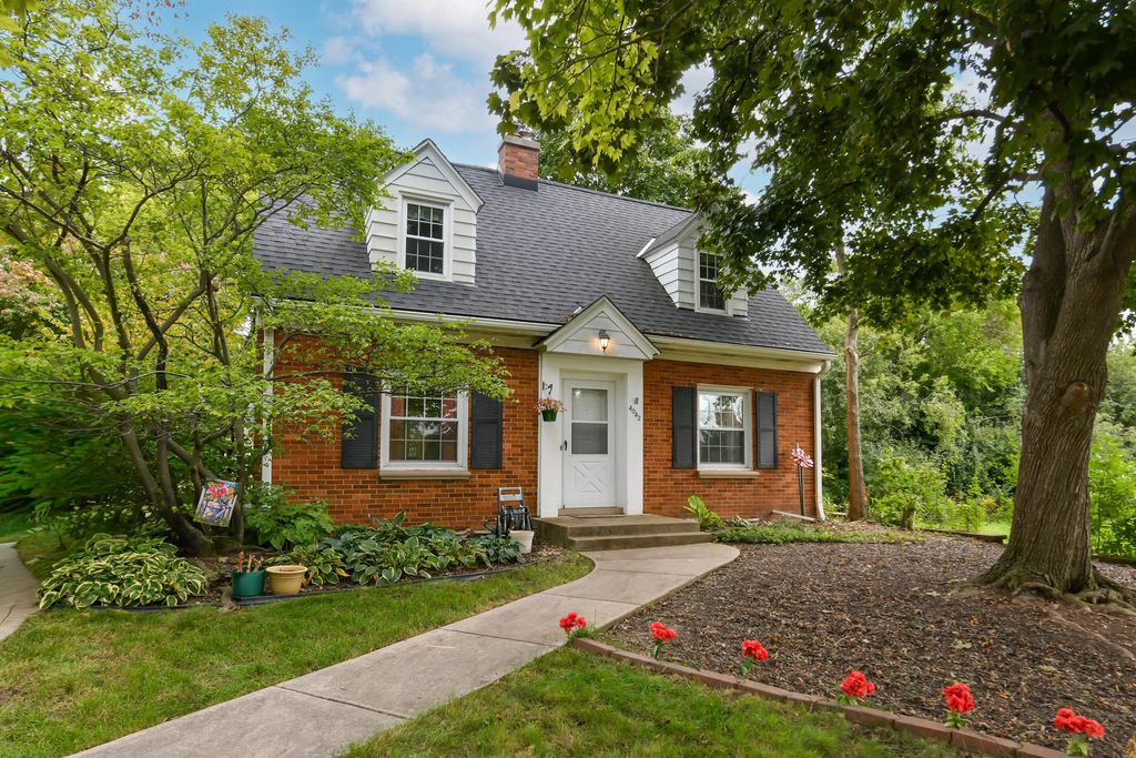 4042 N 111th St, Wauwatosa