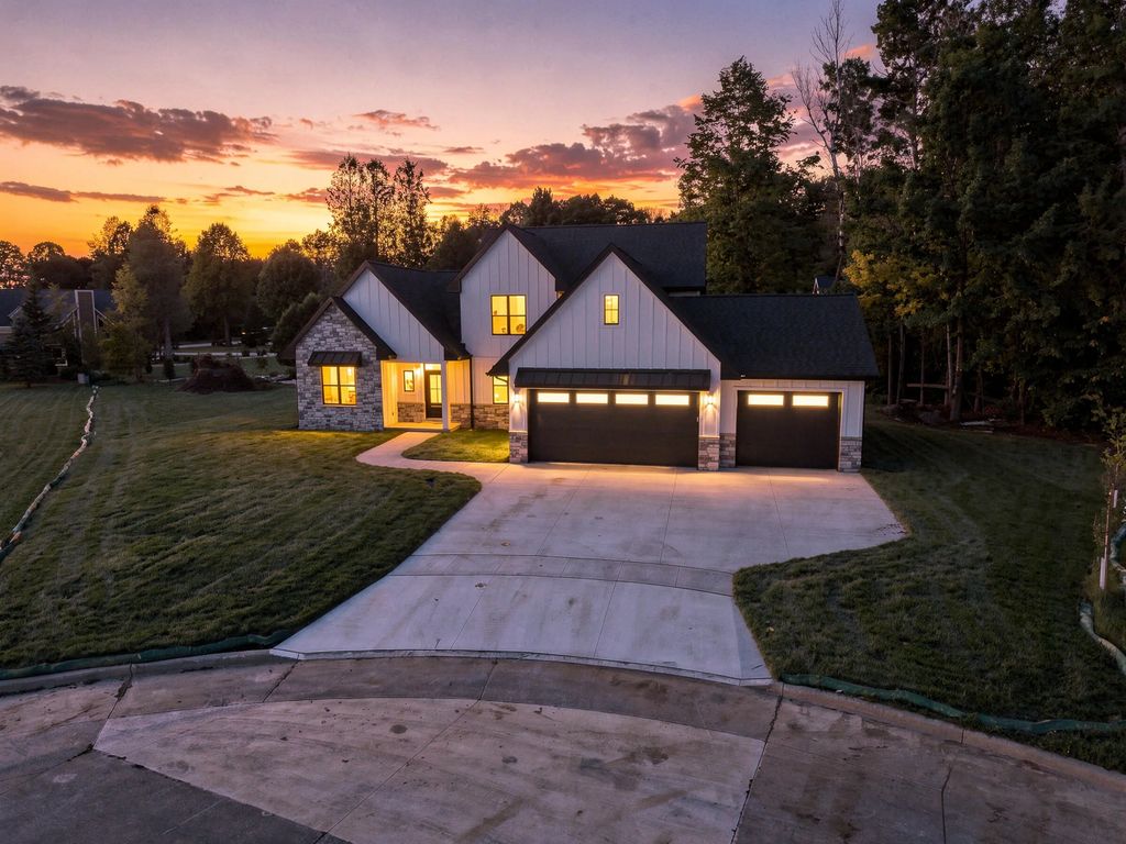 338 Mosie Ct, Manitowoc