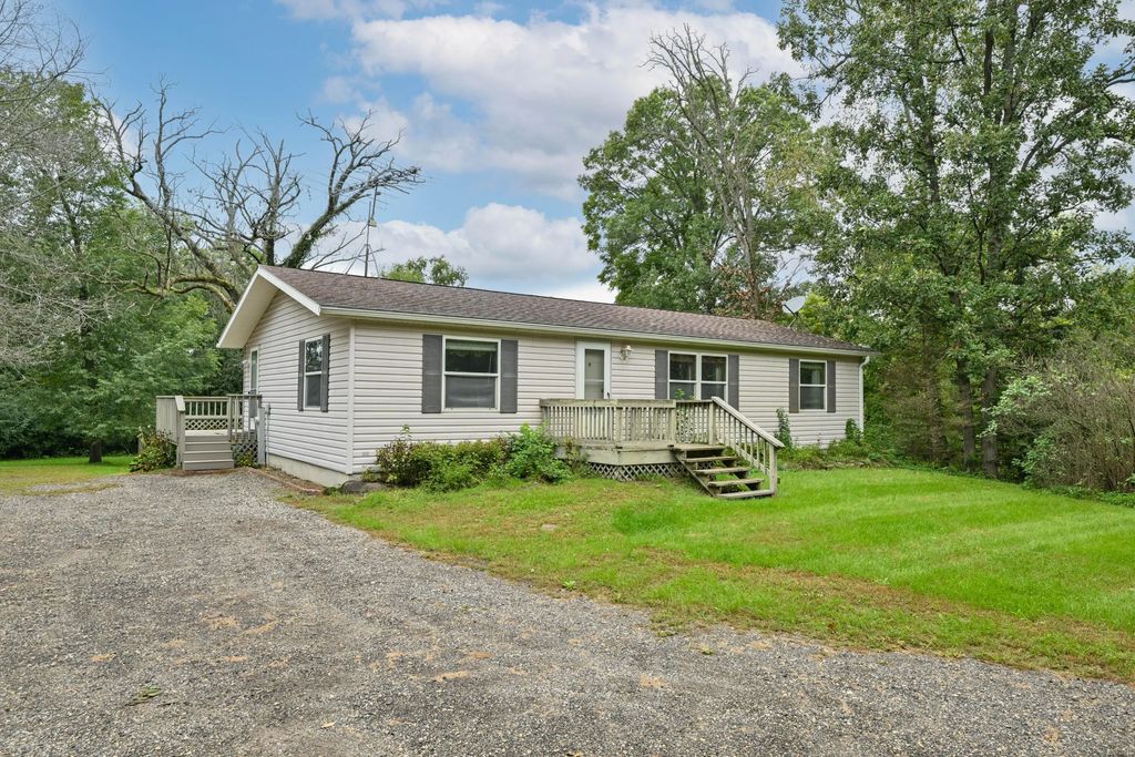 W6758 Bluff Rd, La Grange
