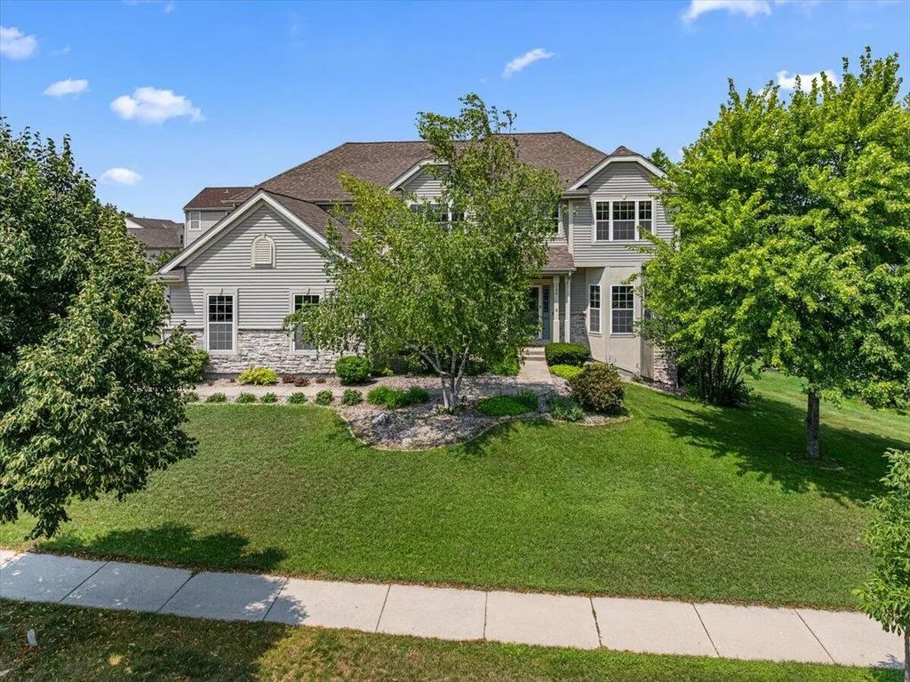 700 Creekwood Dr, West Bend