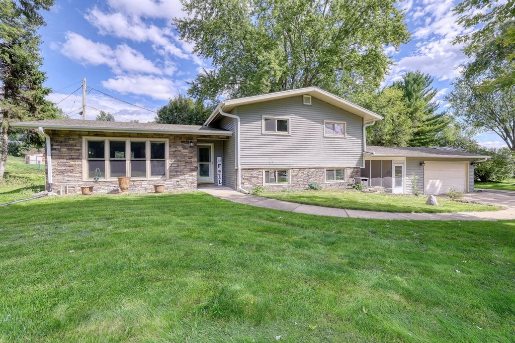 W262s3300 Ridge Rd, Waukesha