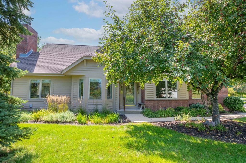 10820 N Essex Dr, Mequon