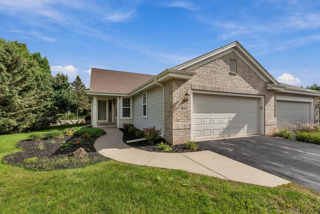 2824 Raintree Ln, Waukesha
