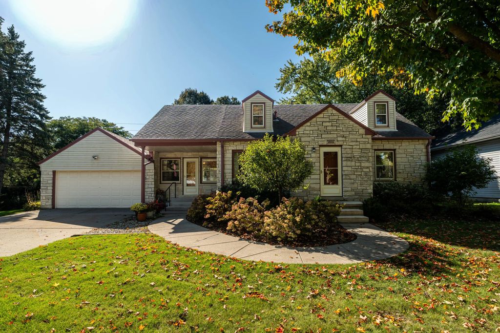 4711 W County Line Rd, Brown Deer