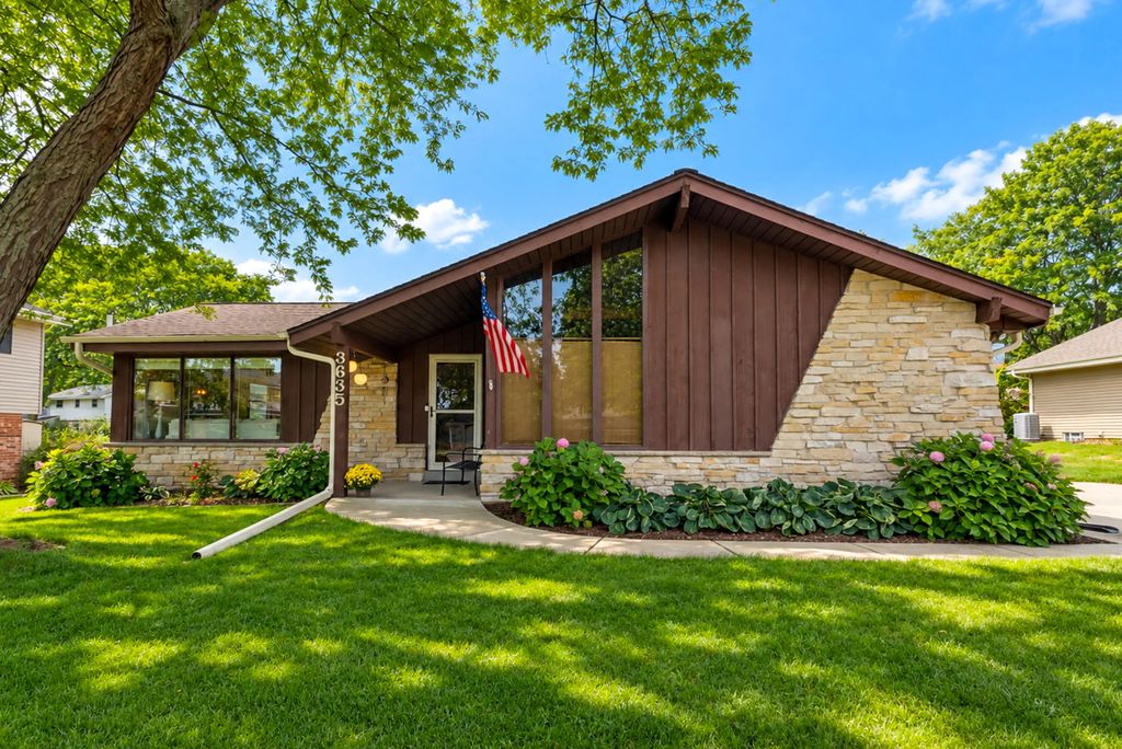 3635 S Greenlawn Ter, New Berlin