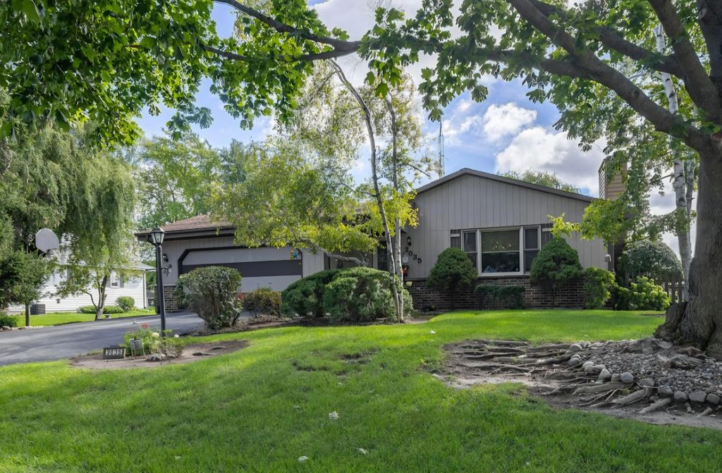 2035 Dustir Dr, Caledonia