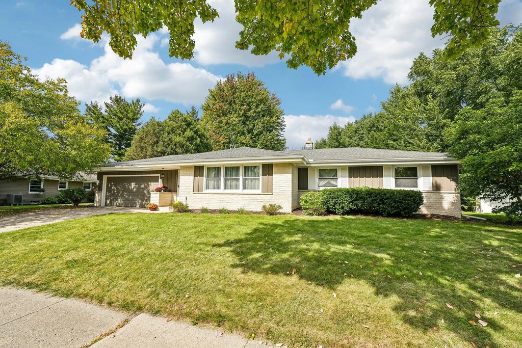 1006 Wisteria Ln, Waukesha