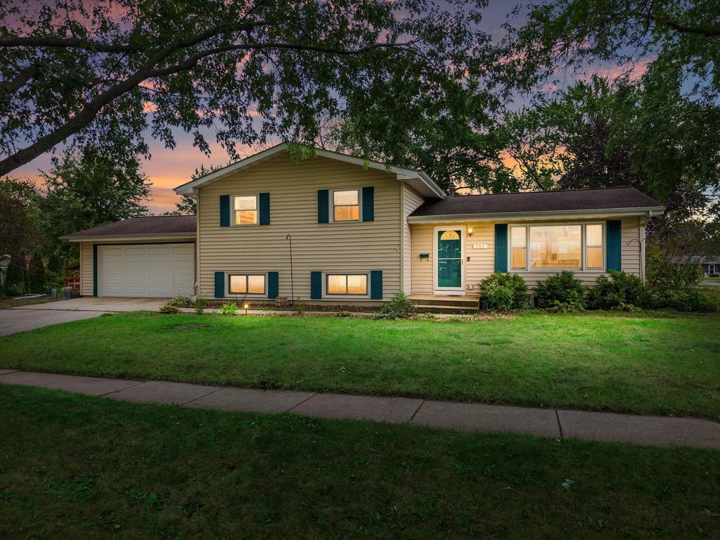 717 Roby Rd, Stoughton