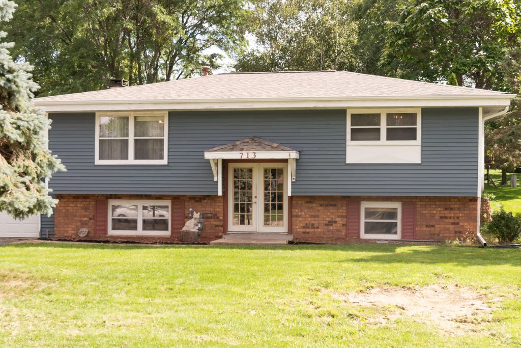 713 Oxford Dr, Hartland