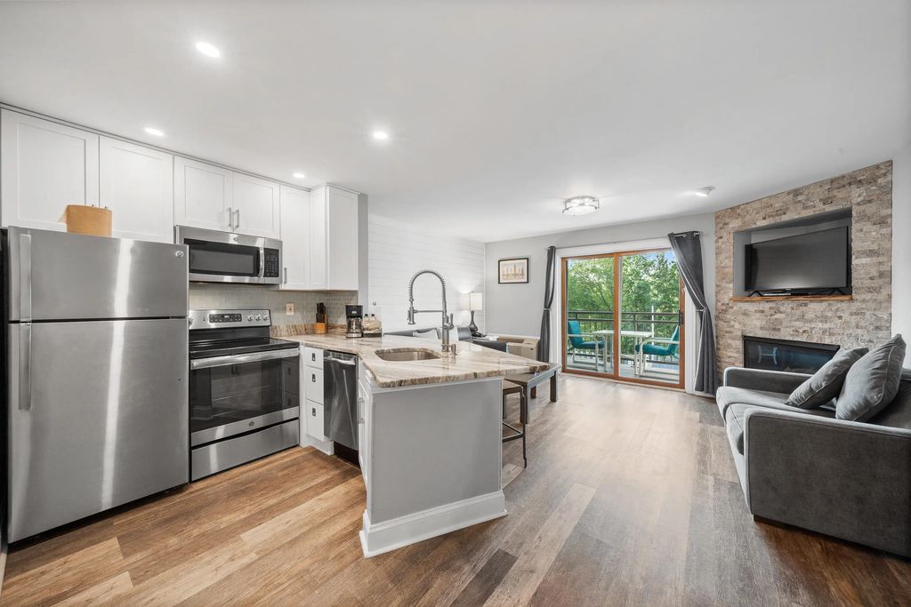 111 Center St 302, Lake Geneva