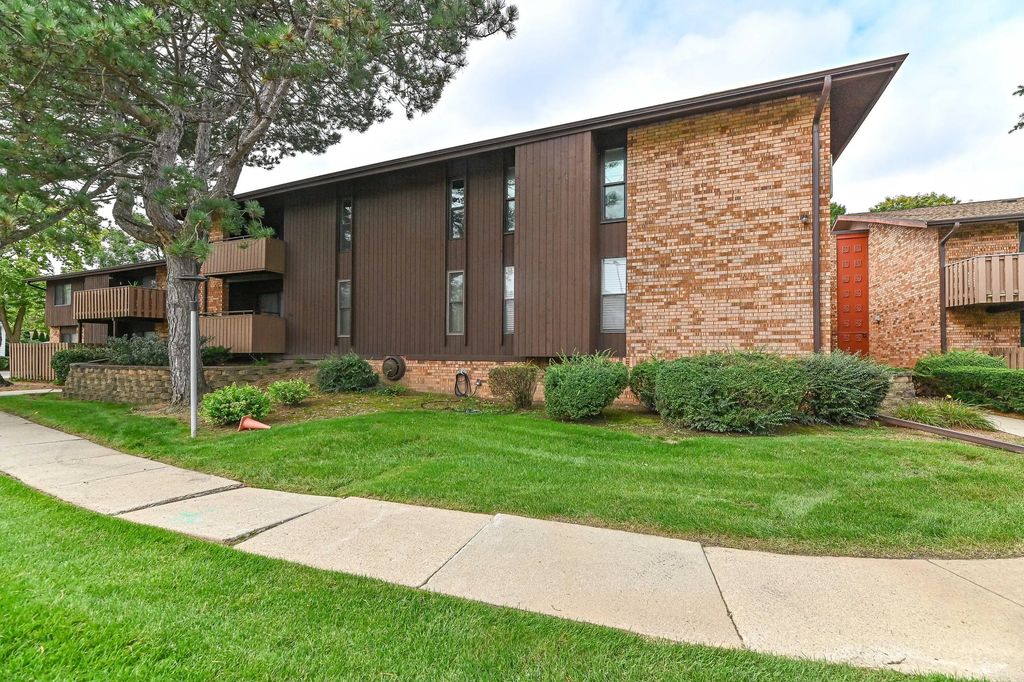 7003 N Green Bay Ave A, Glendale