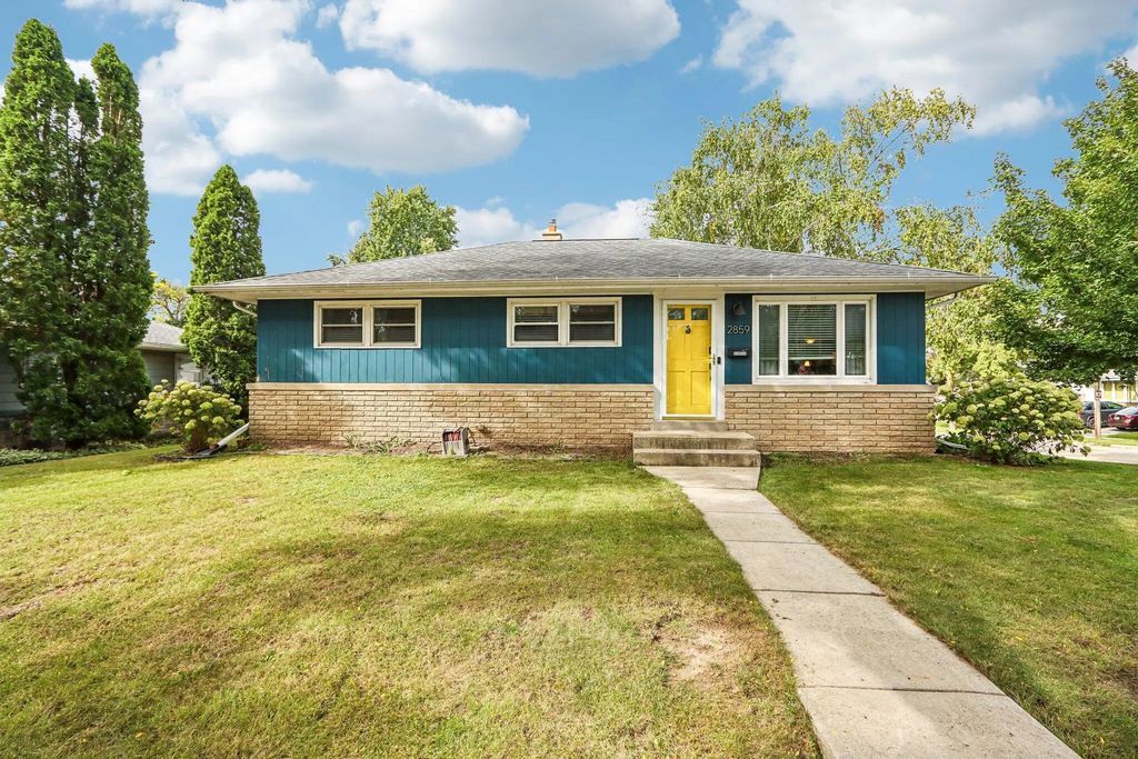 2859 S 96th St, West Allis