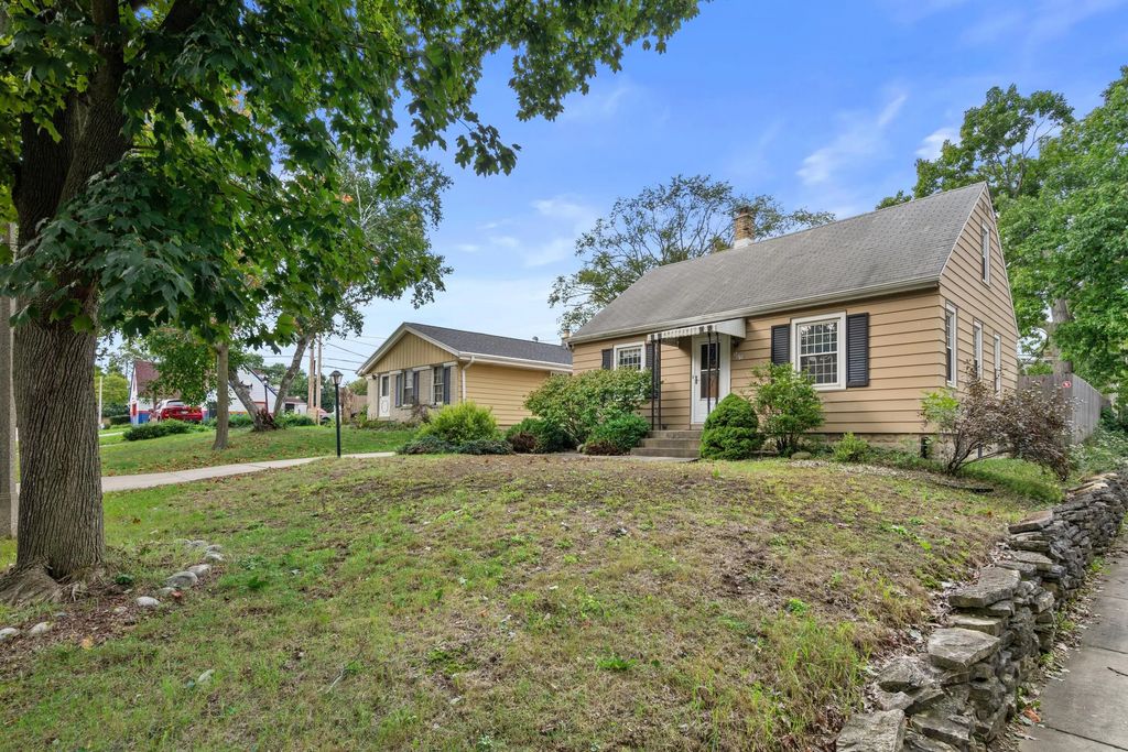 501 N 113th St, Wauwatosa