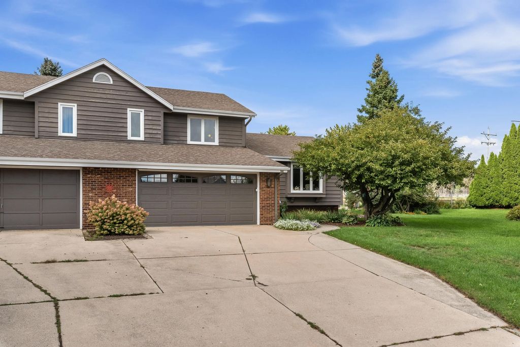 8597 N Meadowside Ct, Brown Deer