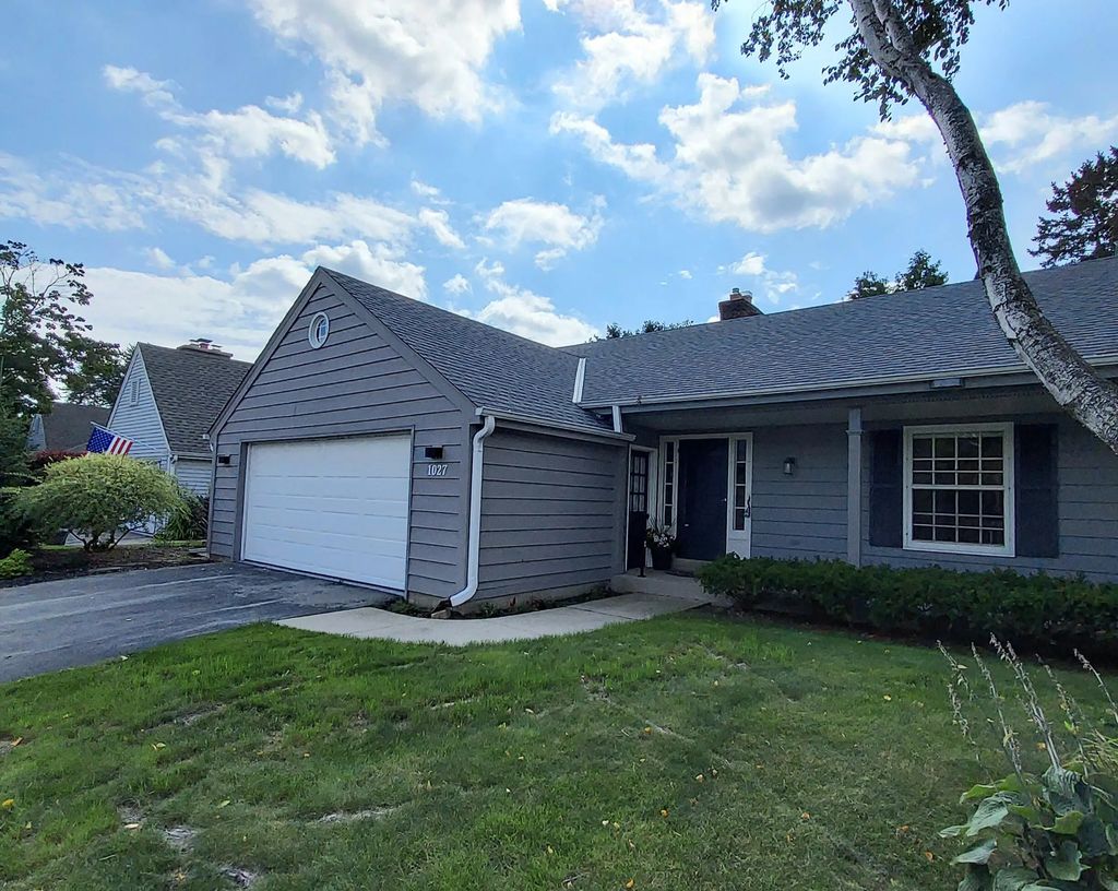 1027 W Shaker Cir, Mequon