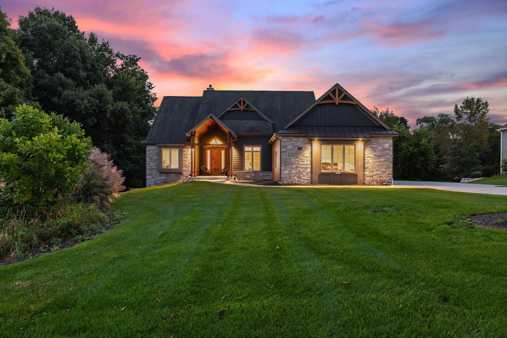 18425 Patti Ln, Brookfield