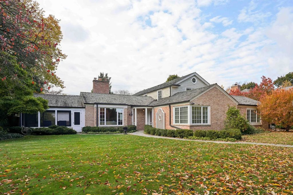 5969 N Shore Dr, Whitefish Bay