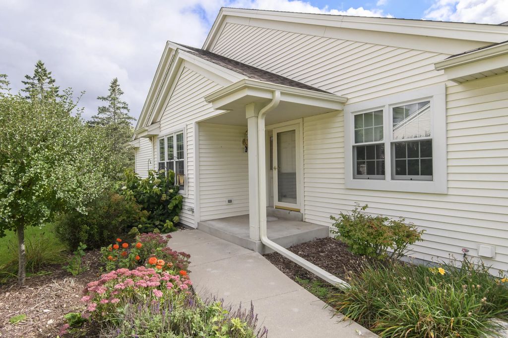 2836 Raintree Ln, Waukesha