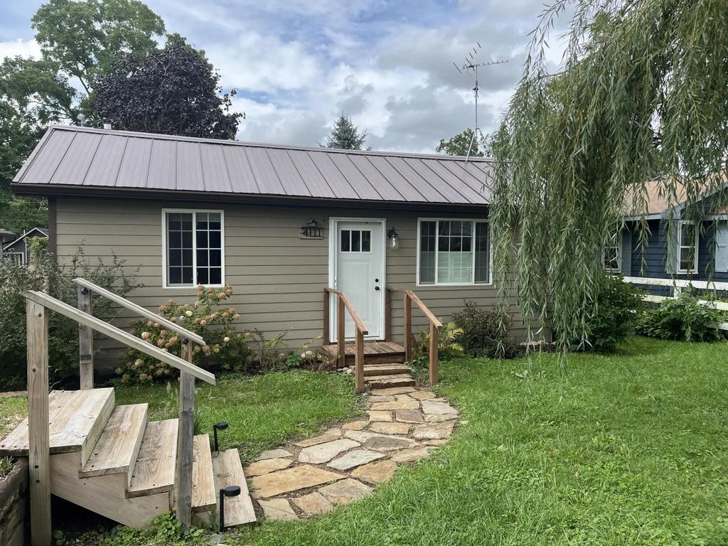 4111 Locust St, Delavan