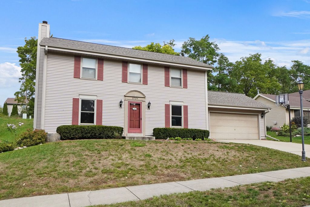 2724 Oakcrest Dr, Waukesha