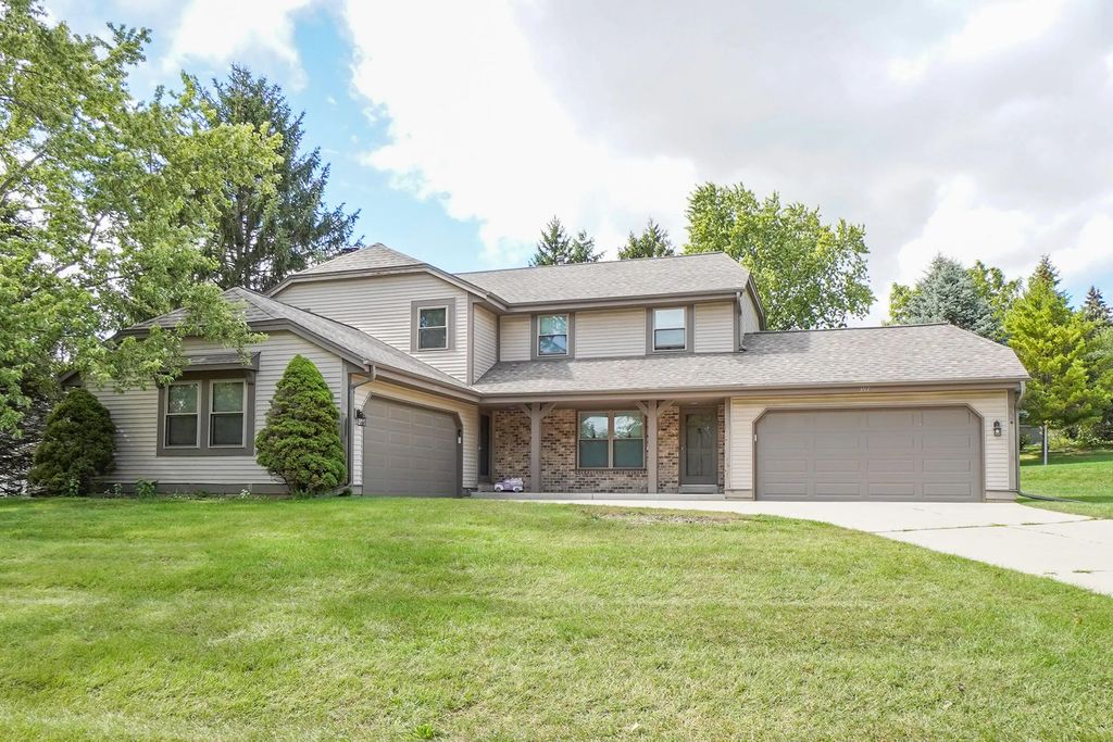 399 Willow Grove Dr 397, Pewaukee