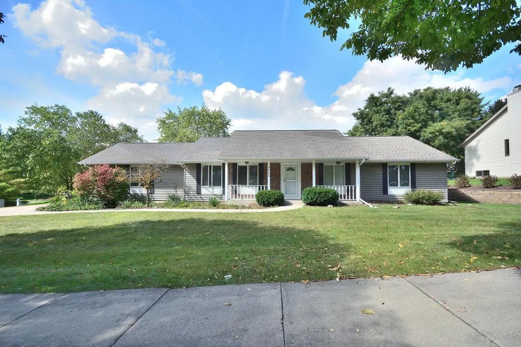 2844 Apache Pass, Waukesha