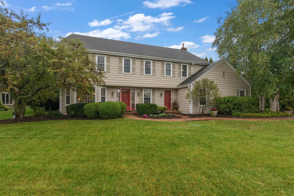 3925 W Sherbrooke Dr, Mequon
