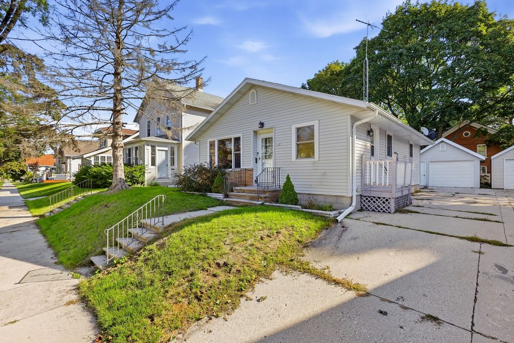 915 N 9th St, Manitowoc
