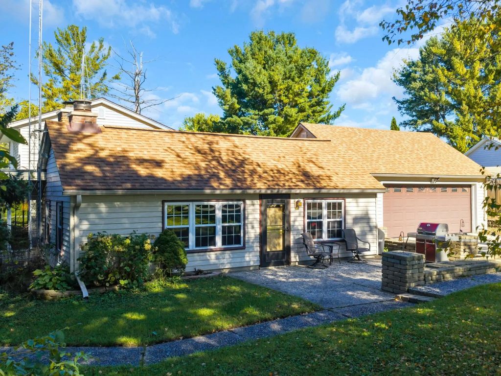 W3488 Elmwood Rd, Hustisford