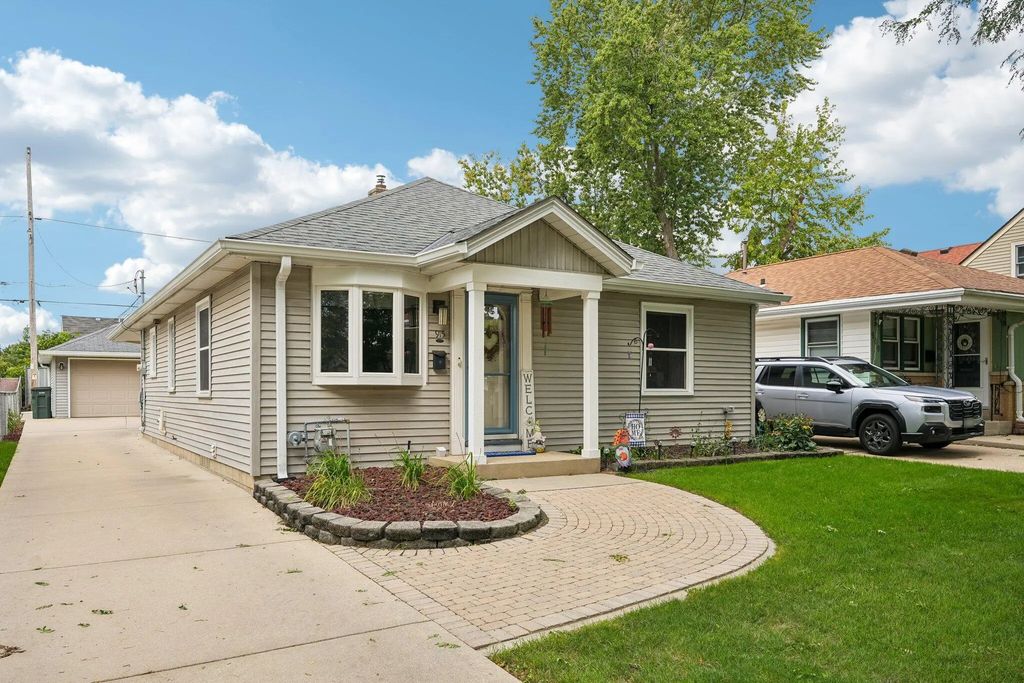 915 S 91st St, West Allis