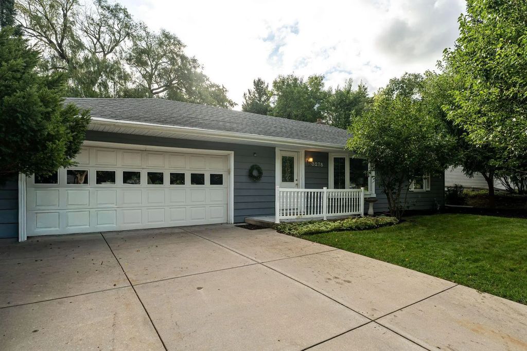 3278 N 106th St, Wauwatosa
