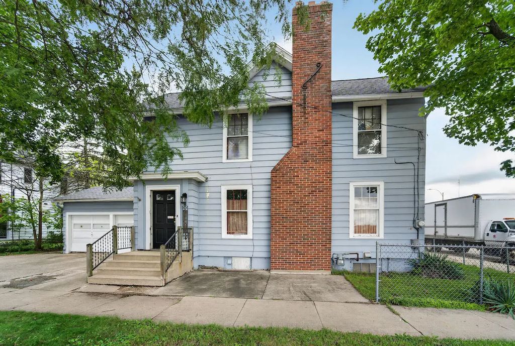 201 N Pine St, Burlington