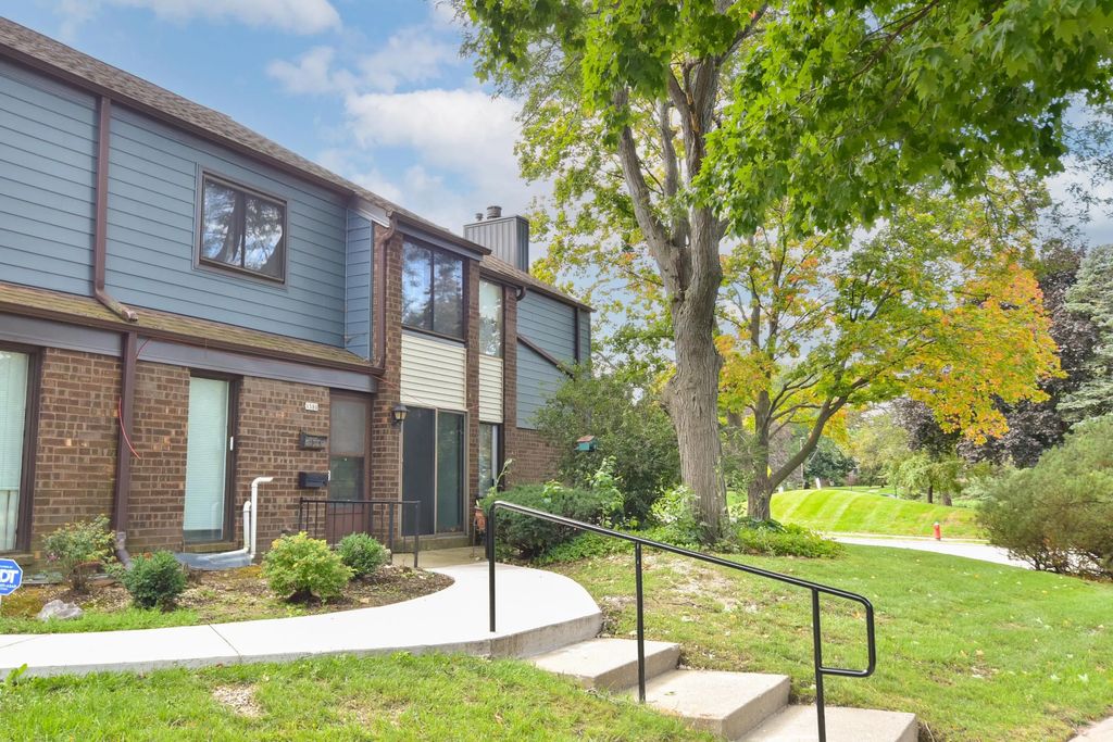 8588 N Servite Dr, Milwaukee