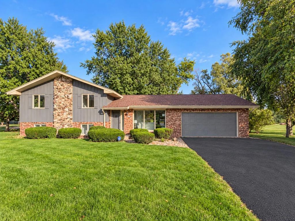 11040 N Riverland Ct, Mequon